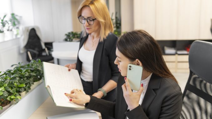 mujeres-de-negocios-empoderadas-en-la-oficina